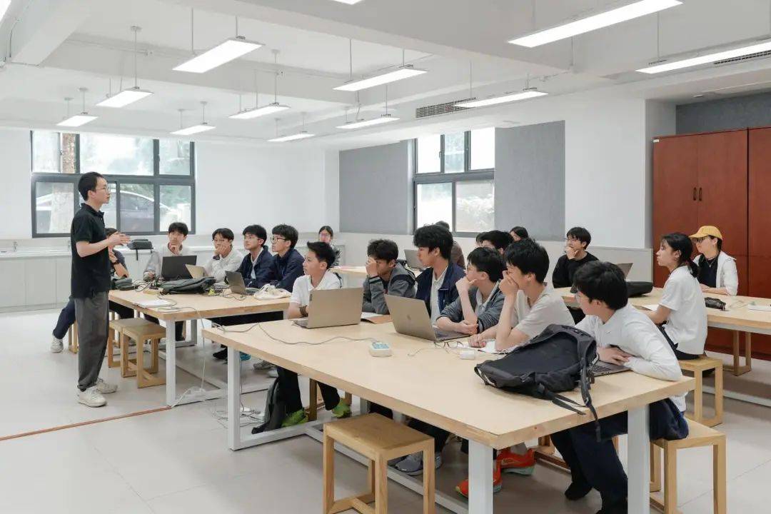 中小学广泛普及人工智能教育浙江怎么教如何学？manbetx万博登录(图2)