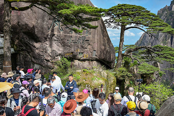 五一首日多地景区开启“人从众”模式：西湖游客调侃“断桥要压断了”，云冈石窟首度开启夜游