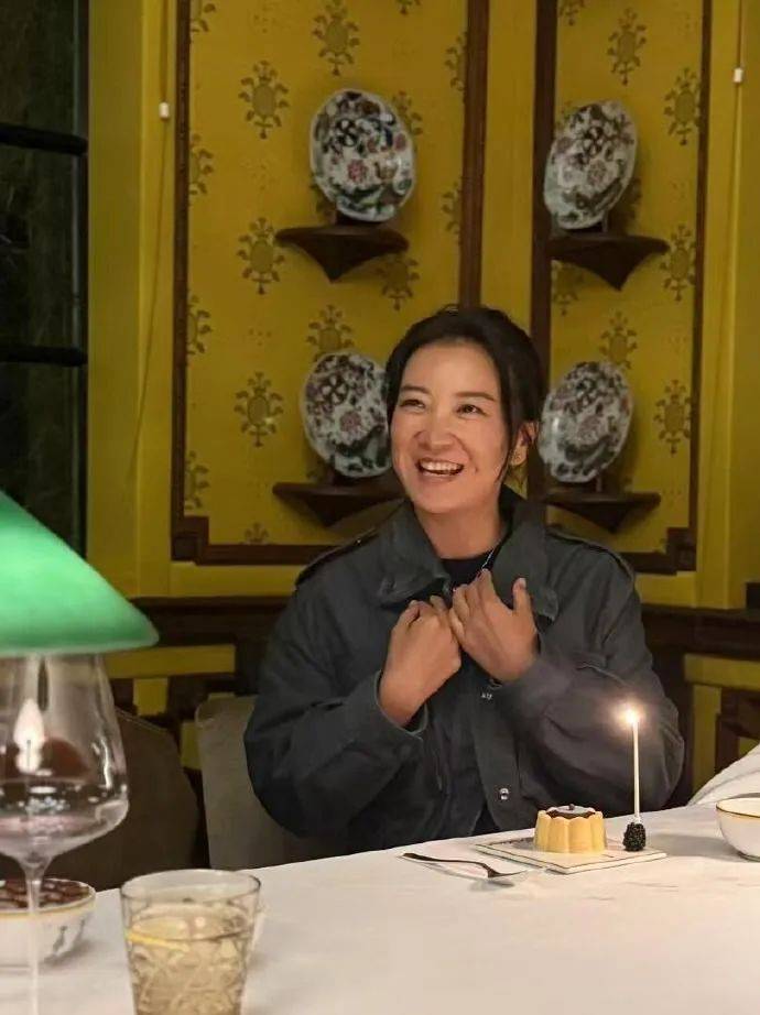 贾玲43岁庆生照曝光！满面笑容清爽干练，网友偶遇：本人超瘦