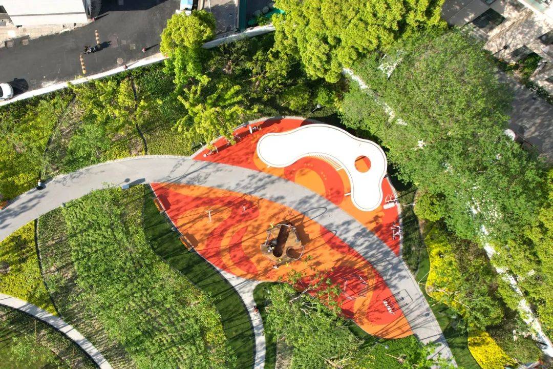 该区域艺术化改造融入了文化科普元素,保留1962年打下的上海首根沉降