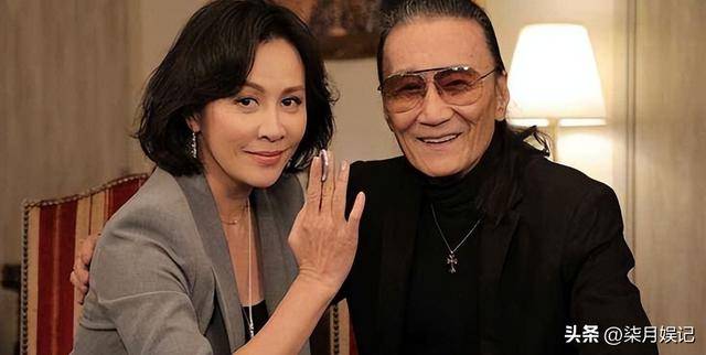 89岁谢贤街头坐轮椅晒太阳，风流一世终落幕，如今断崖式衰老