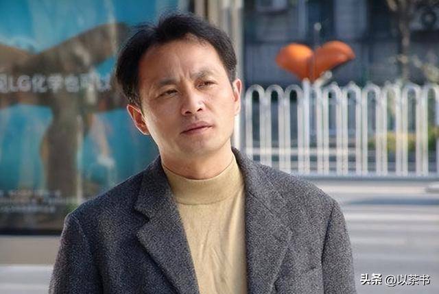 61岁丁志诚现状：住所和前妻相隔200米未再婚，摇身一变成女儿奴