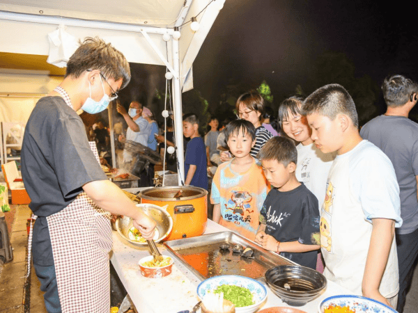 星空体育APP江苏靖江：江畔集市燃动假日激情(图2)