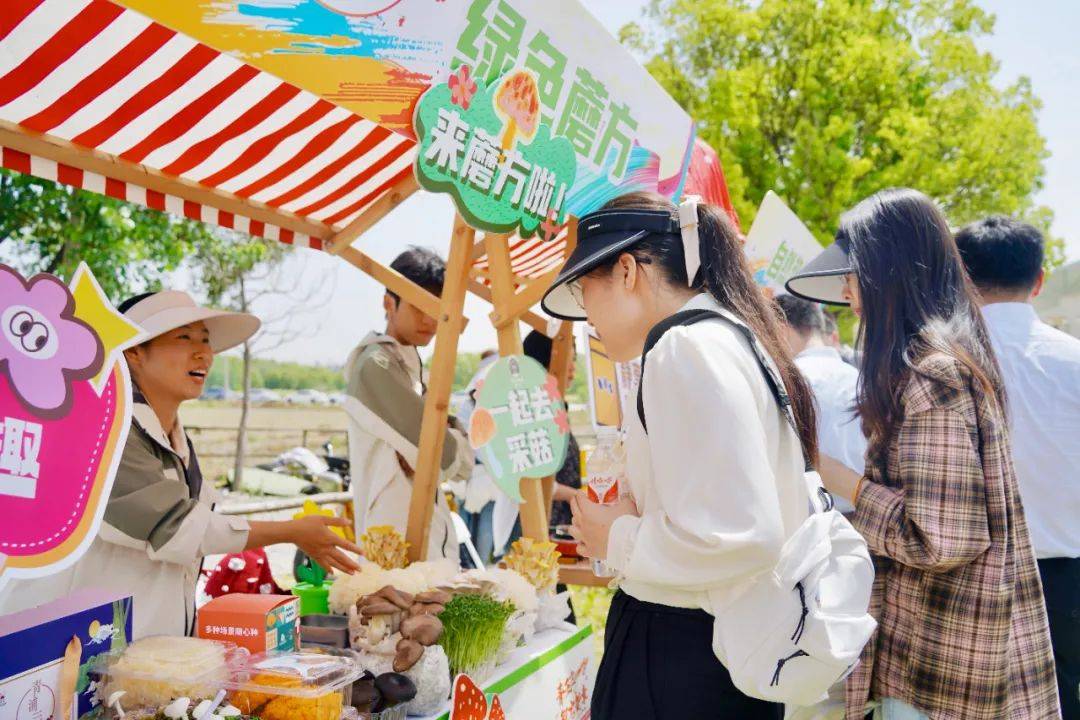 女孩公交站前练武展英姿，视频获毛宁点赞，青春力量，自信飞扬！