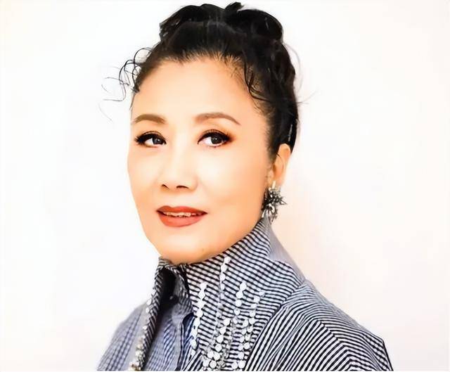 78岁路走不利索，还开演唱会！无儿女的她拼命赚钱，留给谁花?