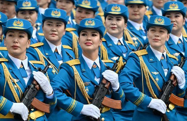 哈萨克斯坦举行了一次军事游行，以纪念世界大战胜利80周年