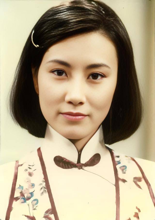 78岁路走不利索，还开演唱会！无儿女的她拼命赚钱，留给谁花?