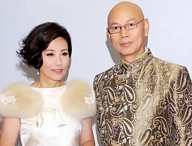 78岁路走不利索，还开演唱会！无儿女的她拼命赚钱，留给谁花?