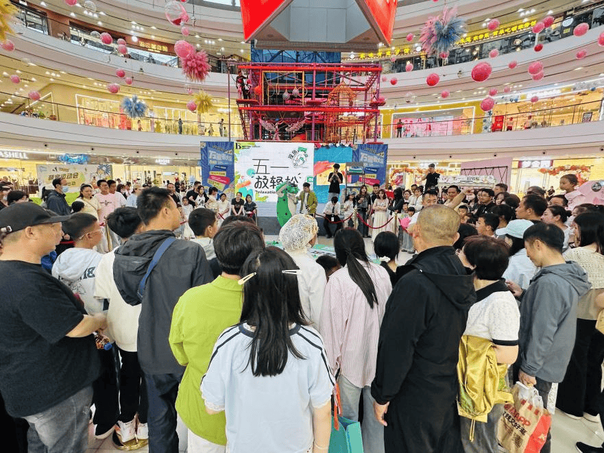 广场、怀远夜市等4家商圈吸引客流量超91.8万人次,带动消费约2531.5万元。