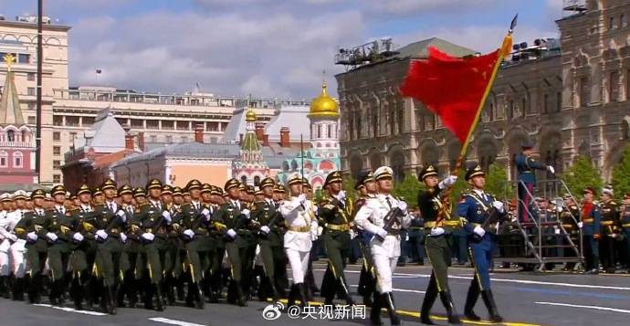 习近平向中国人民解放军仪仗队致意