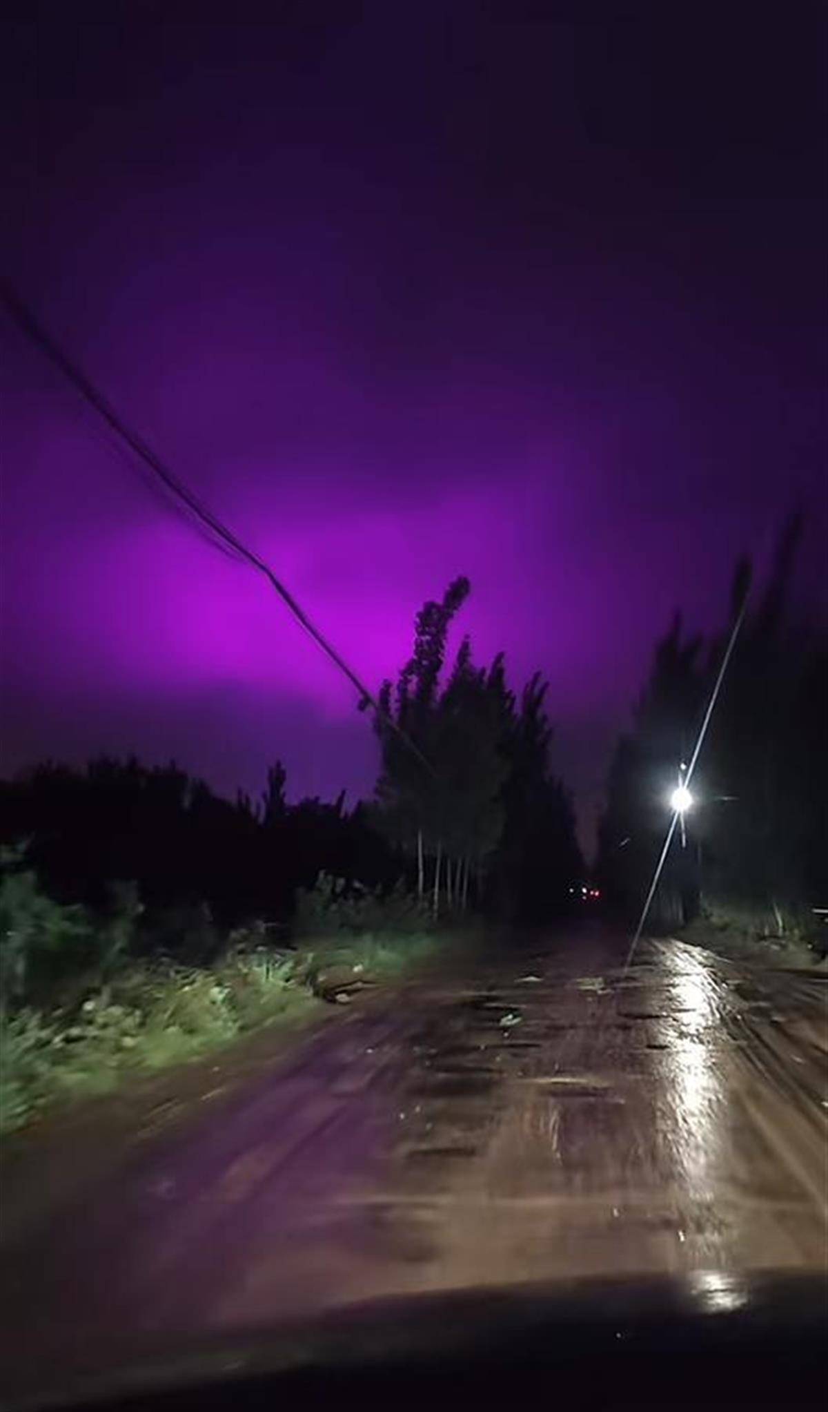 山东济南雨后现“紫色夜空”，气象部门回应