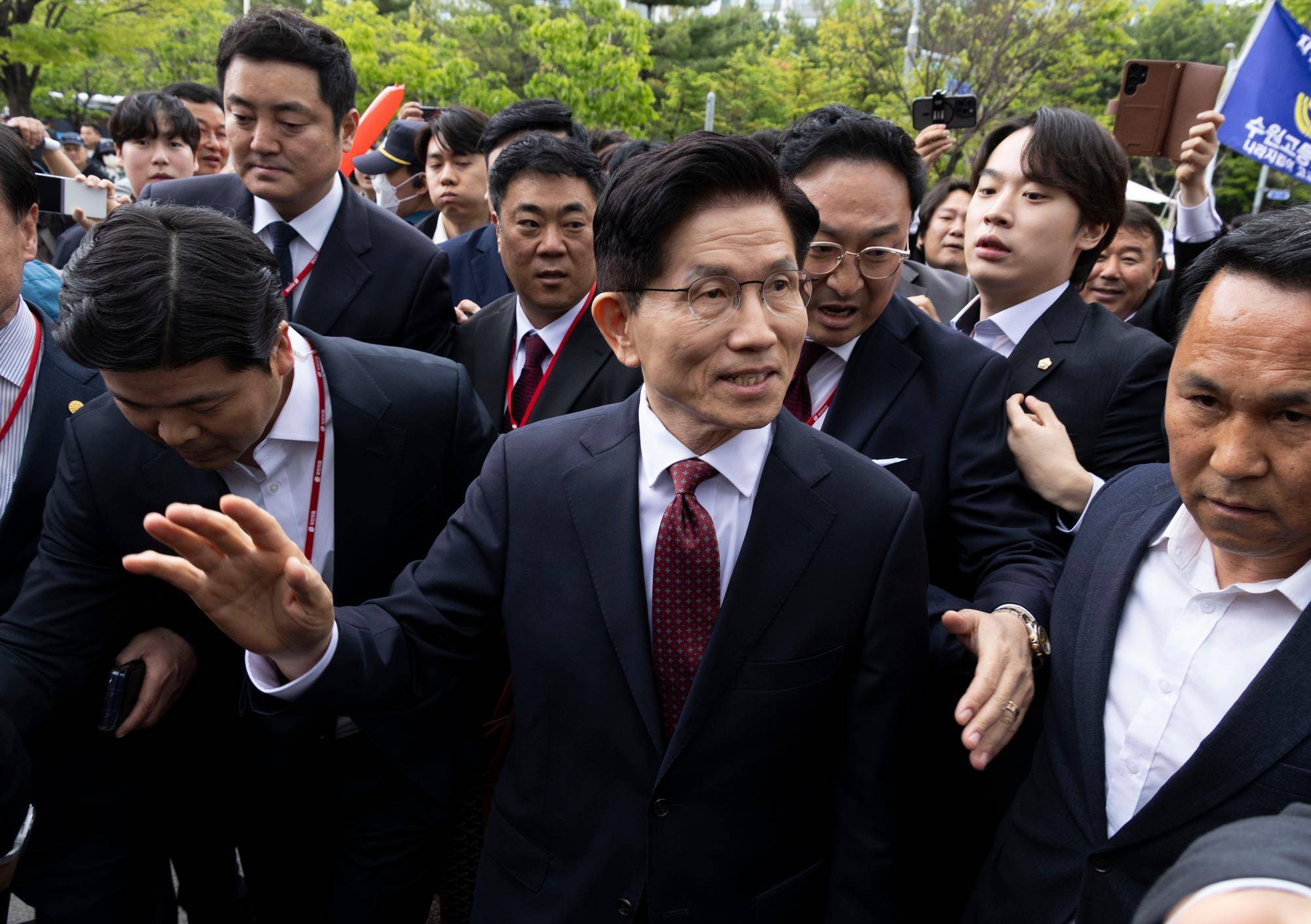 首尔法院允许国民力量党开会重选总统候选人-华闻时空