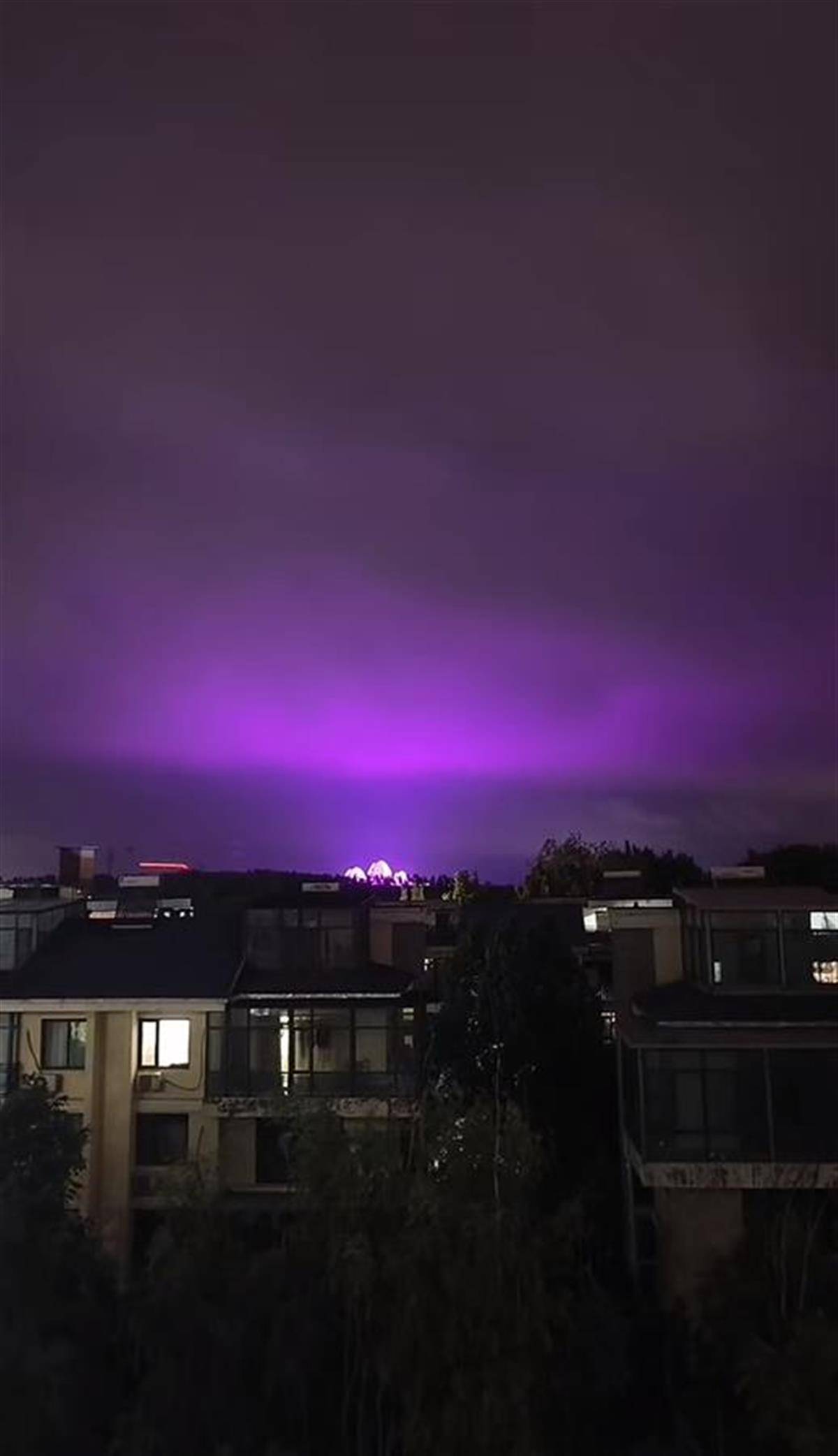 山东济南雨后现“紫色夜空”，气象部门回应