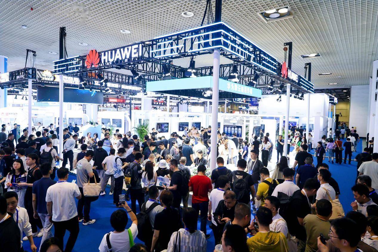 ‏华为擎云亮相中国医院信息网络大会，科技驱动‏个性化健康发展