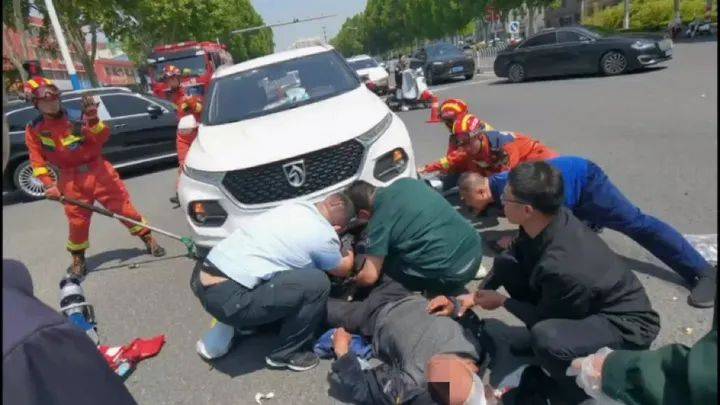 惊险！济南街头发生一起交通事故男子被卷入车底多方紧急救援！