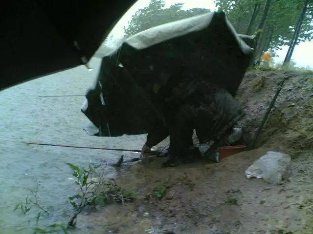 突来倾盆暴雨,钓鱼人淋成落汤鸡,大喊一声"撤"