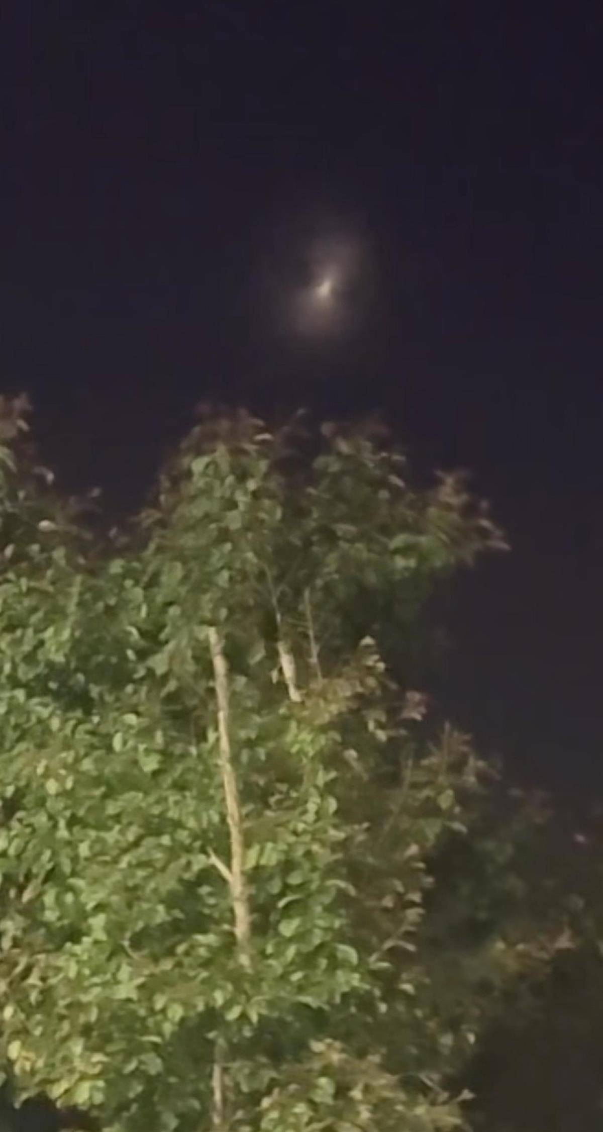 新疆多地现不明飞行物，目击者称和月亮一样亮，几秒内突然加速消失，气象部门回应