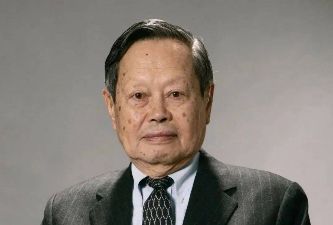 103岁杨振宁今年身体出奇硬朗,翁帆无意间说漏嘴:杨振宁向她提出3大要求_婚姻_物理学界_网友