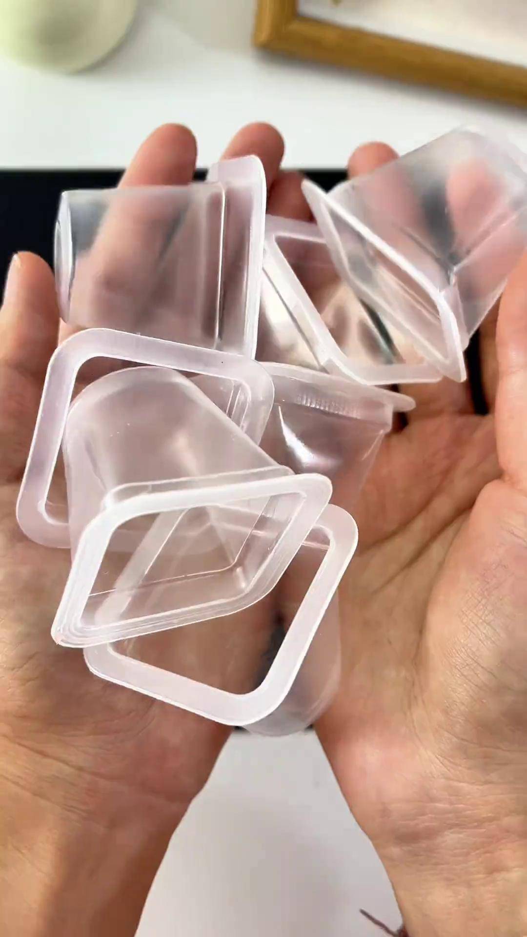 用果冻盒给孩子做了个好玩的盲盒,孩子戳一戳,惊喜在里面变废为宝手工