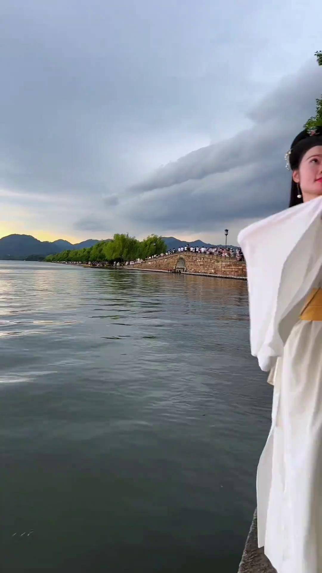 杭州太热了,还是得 白娘子出手杭州西湖 西湖大雨 西湖边真的可以看到