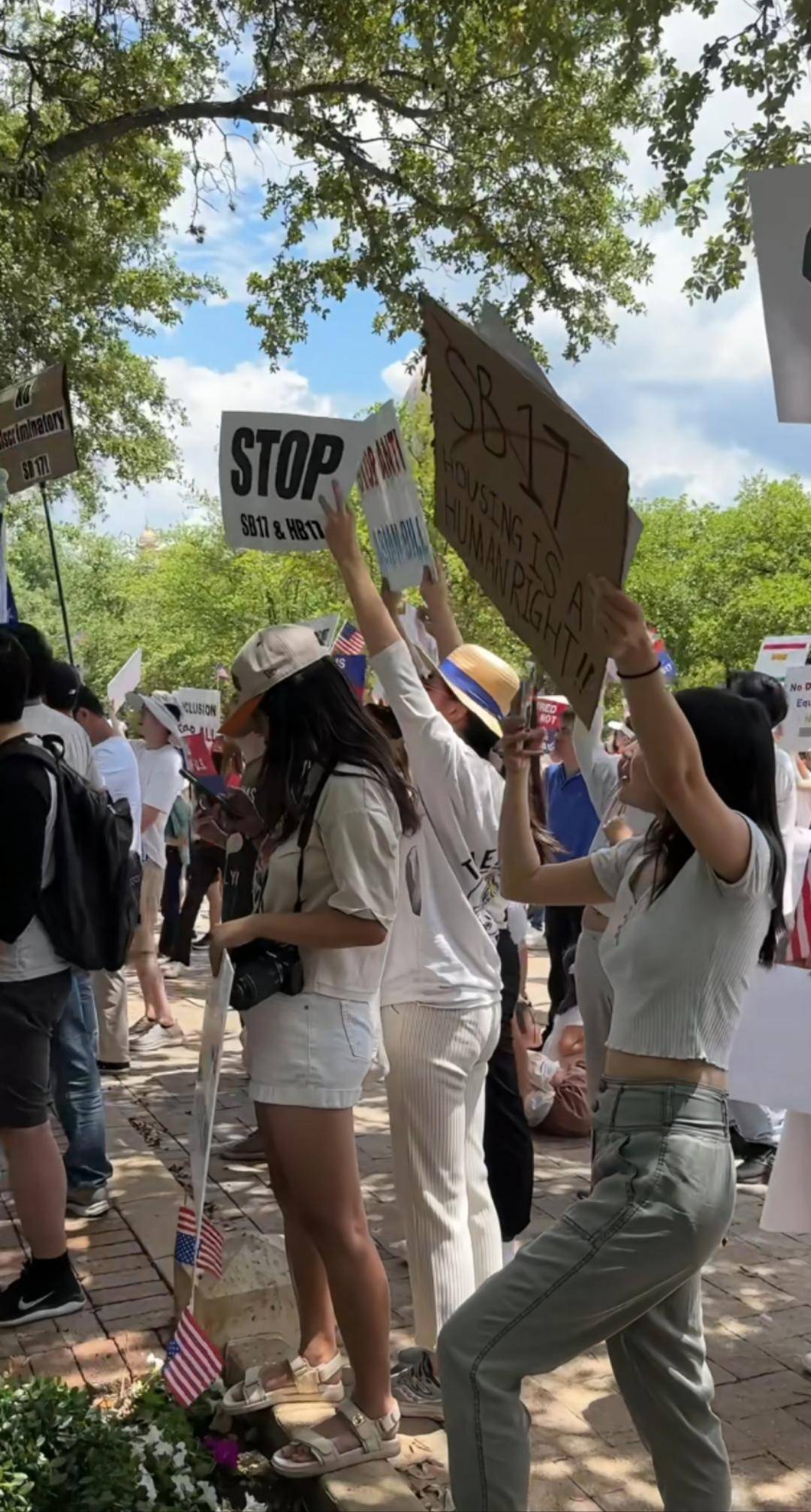 美国得州拟通过法案，禁止中国等国公民买房 当地华人聚州长家门口抗议