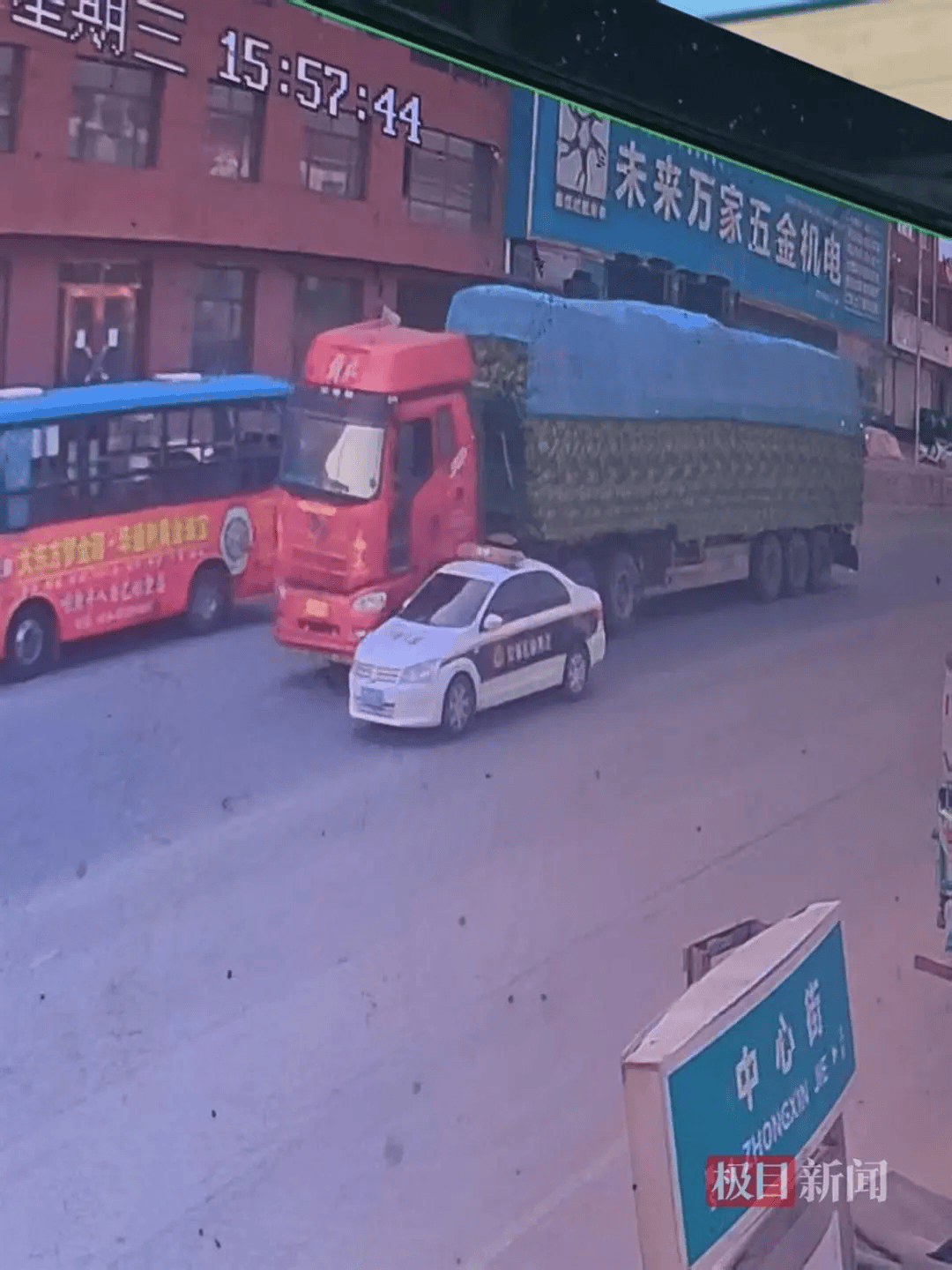 沈阳康平一半挂车为躲避追查侧翻，执法车辆被指驶离未施救