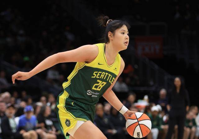 三场比赛两场拿0分！女篮第一中锋撞新秀墙：李月汝迷失WNBA！