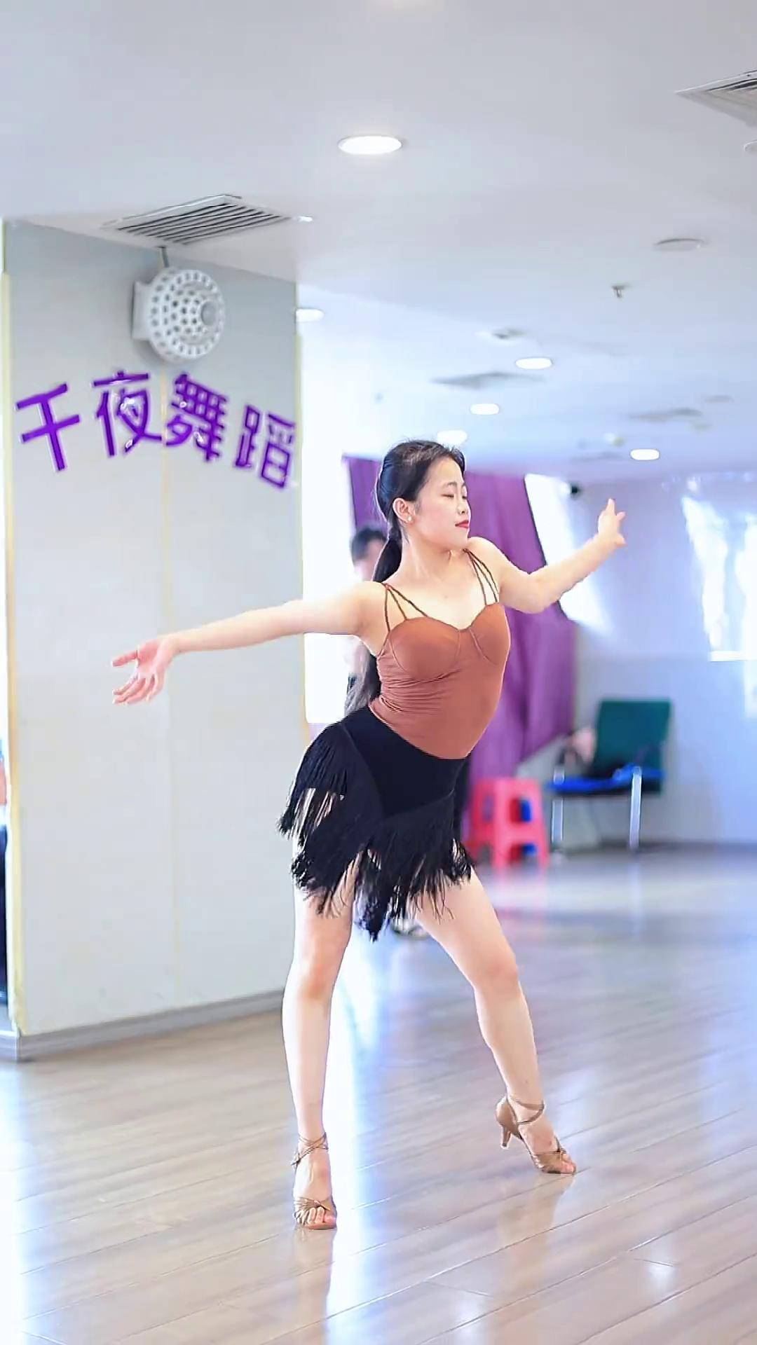 拉丁女孩恰恰恰花样展示,又美又飒你爱了没 一起来舞蹈 拉丁女孩 气场
