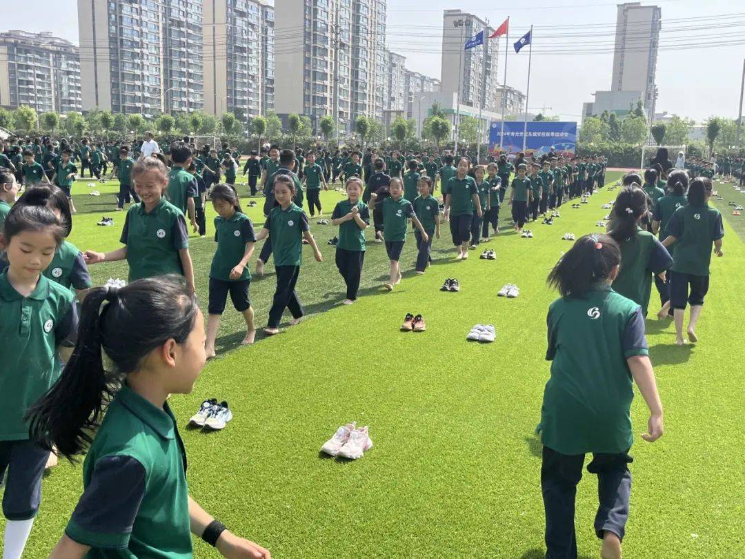 "足尖丈量阳光,童心圈住夏天"