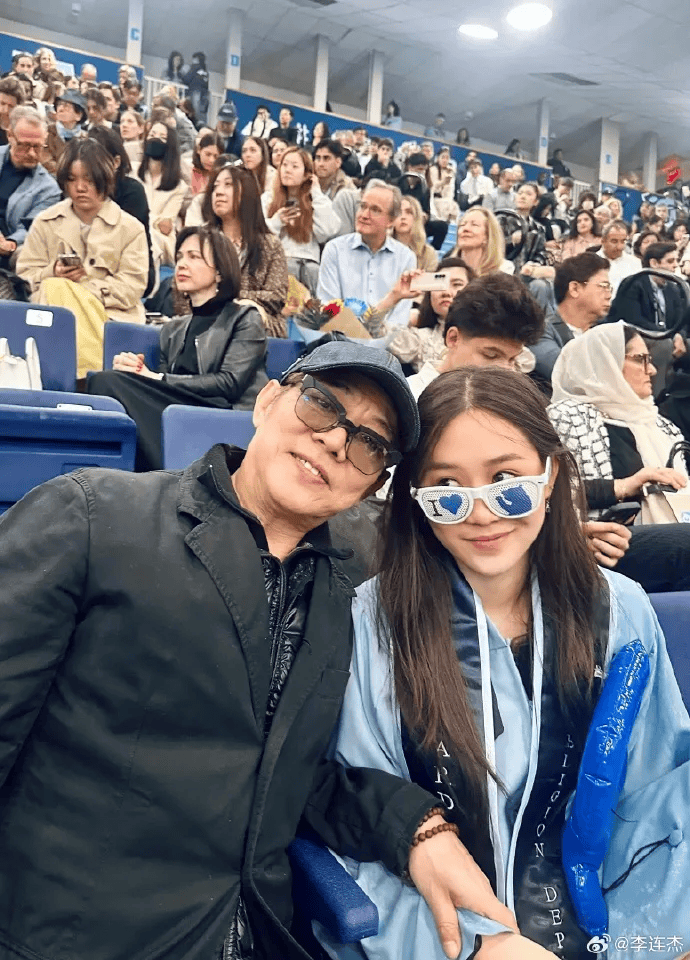 李连杰为小女儿拍视频，配文“哎呀丢人，拍电影45年拍出这种水平”