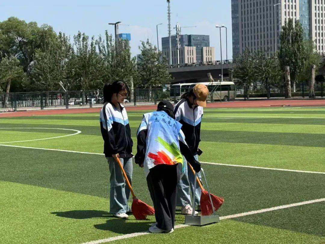 我系组织开展"呵护校园绿韵,开启环保新程"校园清扫活动