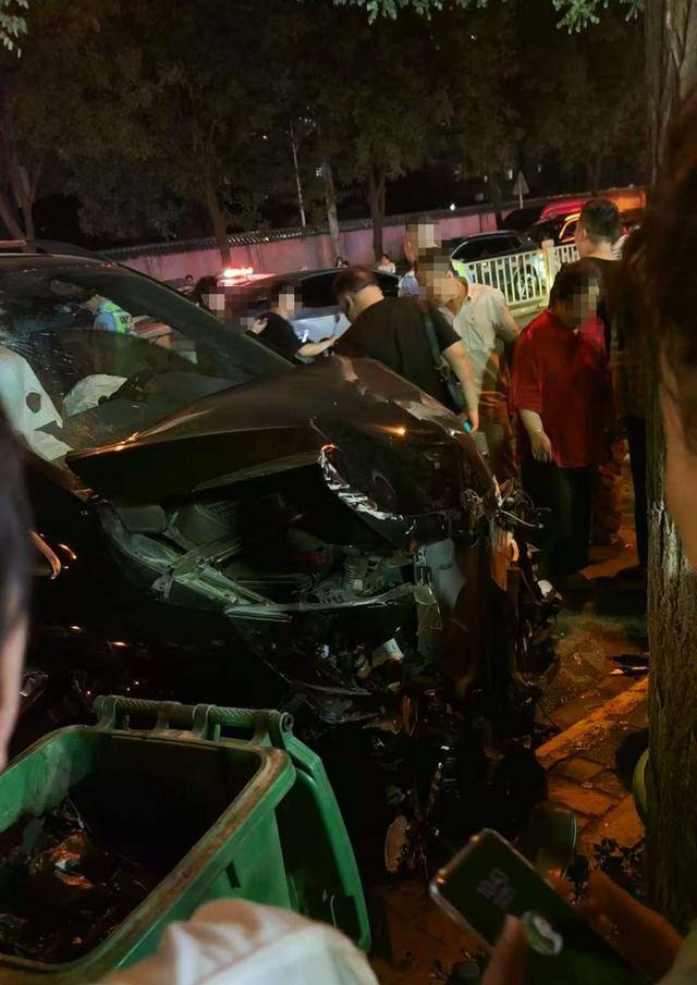 西安一商务奔驰车深夜遇查酒驾强行闯卡,撞伤交警及路人