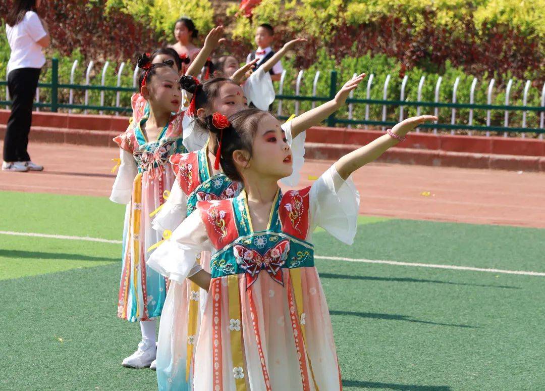 明德小学举行2025年庆"六一"文艺汇演