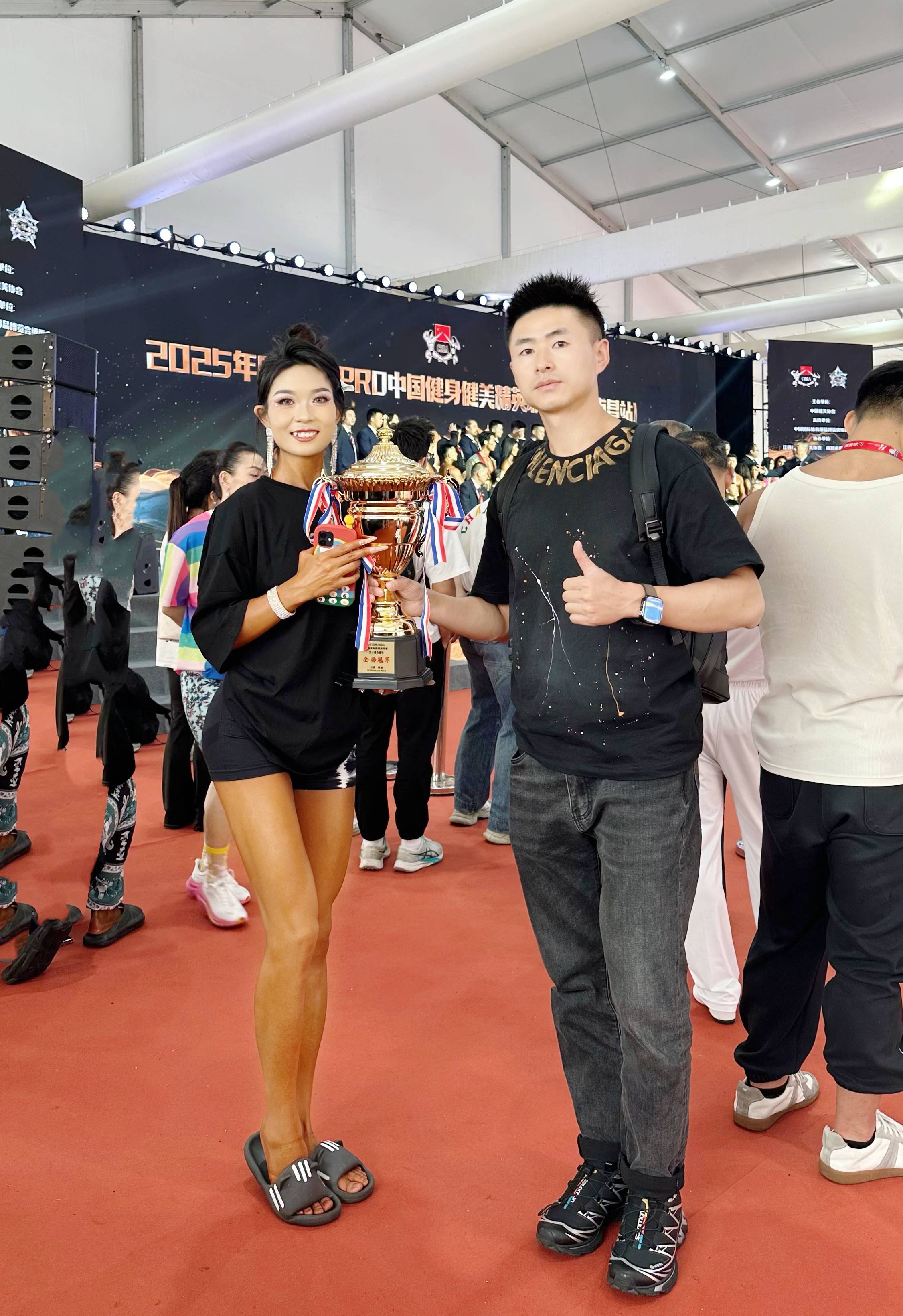 勇夺三冠!贵州体育职院学生张静成中国健身健美大赛大赢家