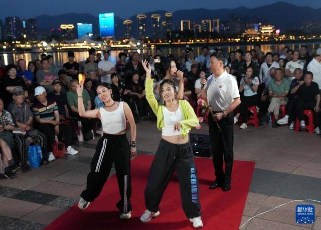 浙江温州:“街唱直播”唱响城市文艺新乐章 浙江温州:“街唱直播”唱响城市文艺新乐章