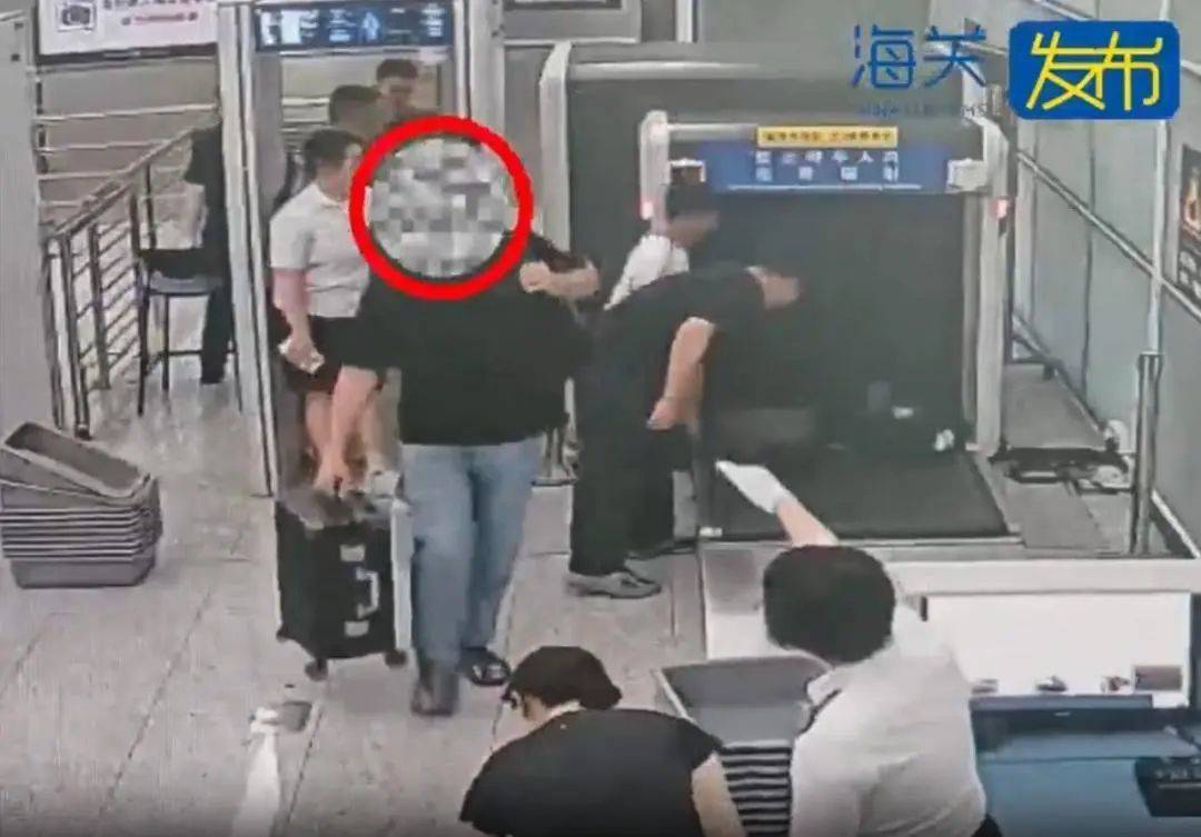 男子携带230万美金入境被查，成捆塞满行李箱、背包，折合人民币超1600万元