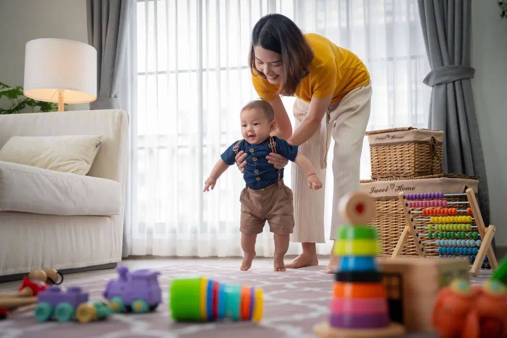 孩子不会记得朋友们给他买过多少玩具，但却记得......