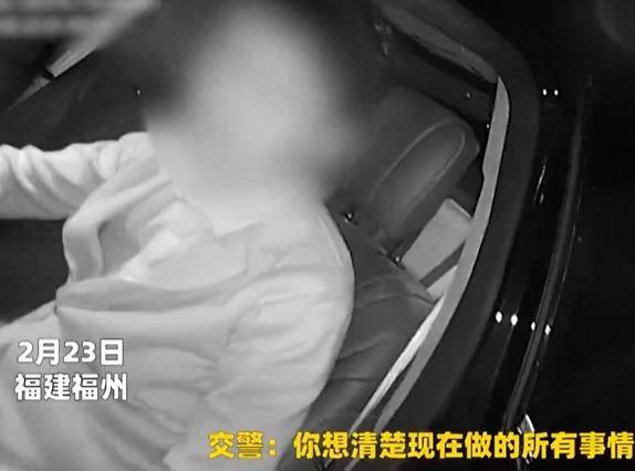 男子酒驾被查欲强行闯卡，当场“吨吨吨”喝下一瓶白酒：反正我是下车喝的酒