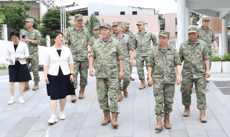海南省军区领导机关走访慰问省军区幼儿园
