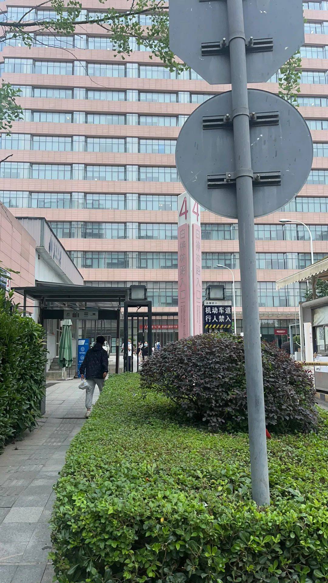 女婴手术后出现脑损伤，疑在ICU搬动时撞到床栏！当地卫健委介入