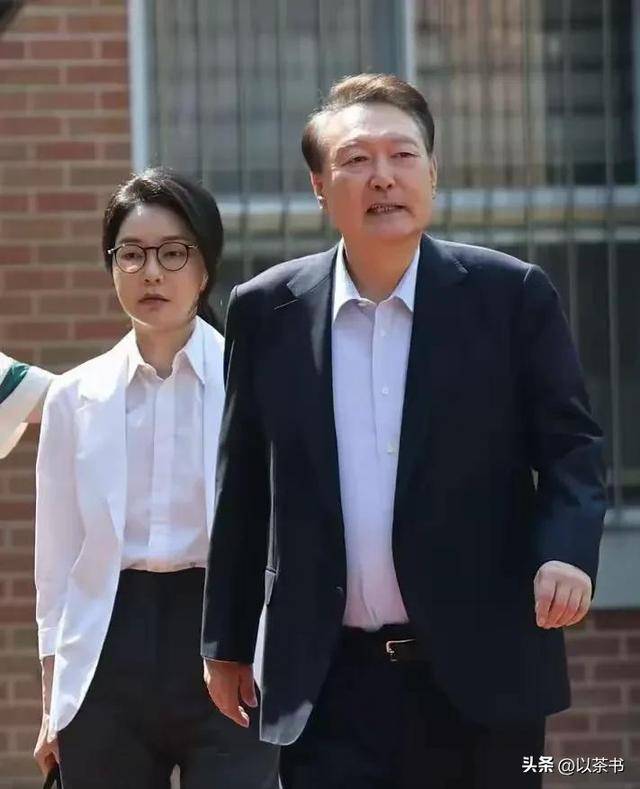 嫁中国老公8年不受欢迎，如今和李在明的一张合照，终于火了！
