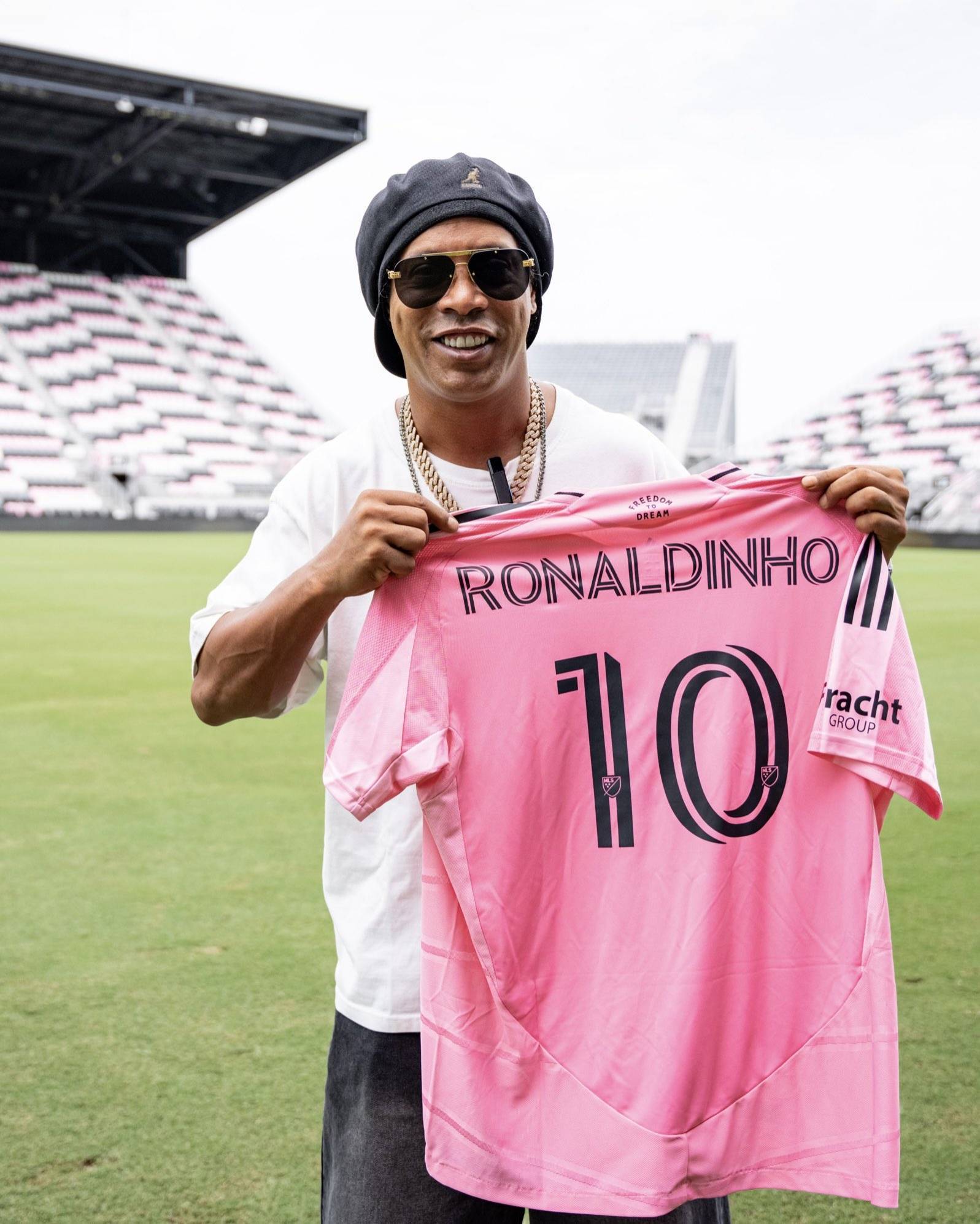 俱乐部官方社媒晒出小罗手拿印有他名字的迈阿密10号球衣的照片,对他