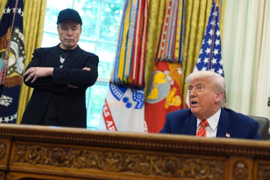 Trump Says No Plan to Speak to Musk and He Will "Take a Look at" Government Contracts