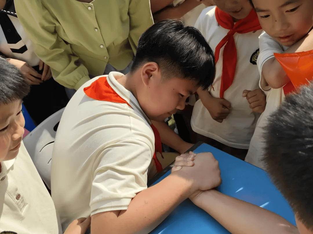 音乐会间隙的"抢凳子大战"堪称高潮