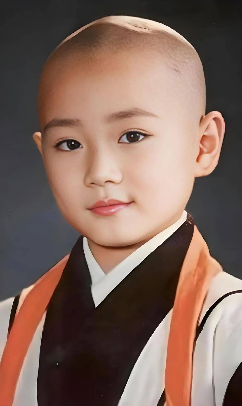 可能你一时间想不起来,但要是我说他是小时候演《真命小和尚》的那个