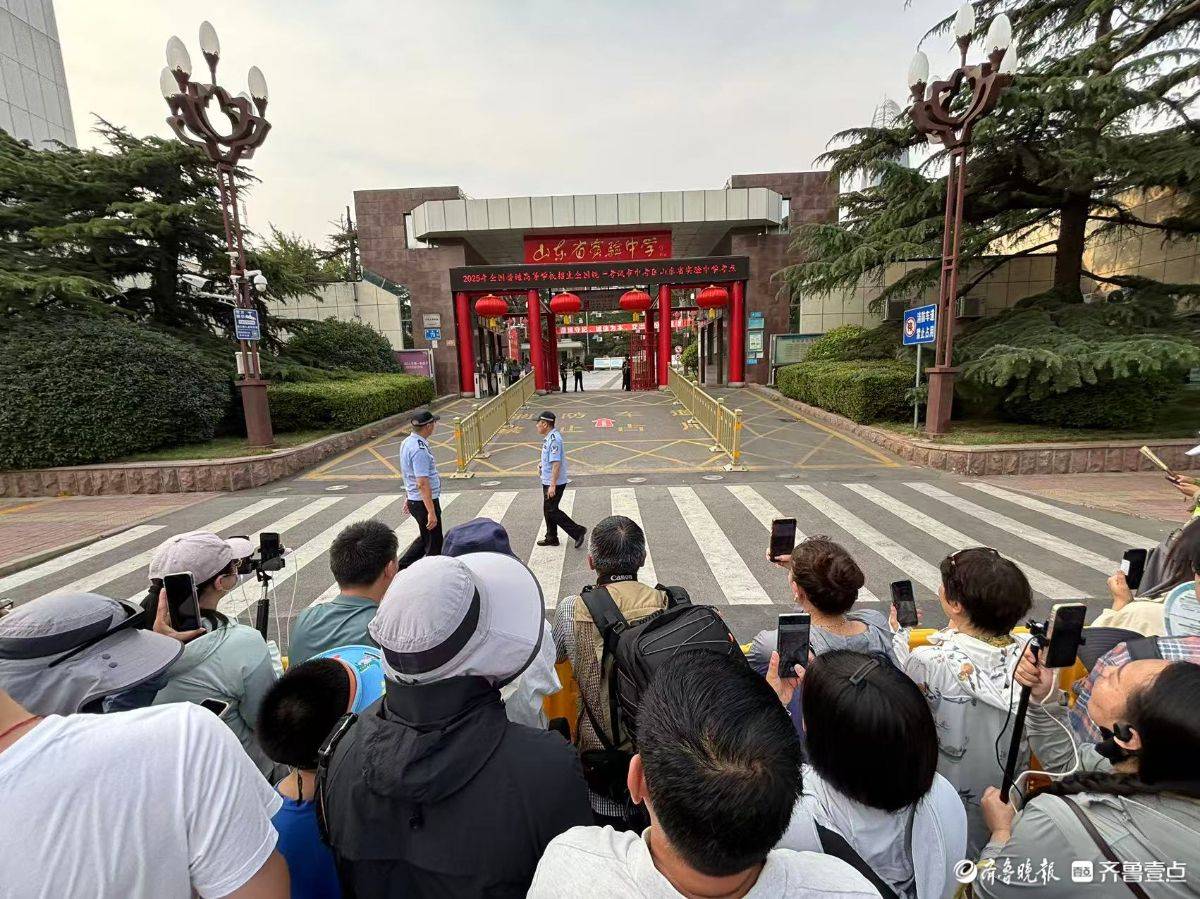 高考第二日考试即将结束，家长高温中默默守候_王鑫_山东省_齐鲁