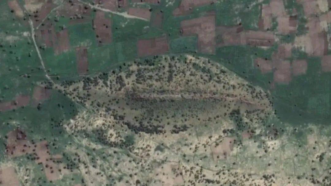 “地球之吻”走红！苏丹神秘山丘卫星照突然火了：仿佛在向太空飞吻