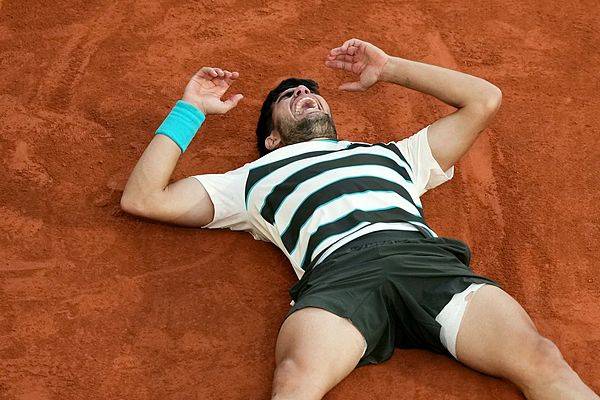 法网︱鏖战5小时29分创决赛用时纪录，阿尔卡拉斯与辛纳开创“新巨头时代”