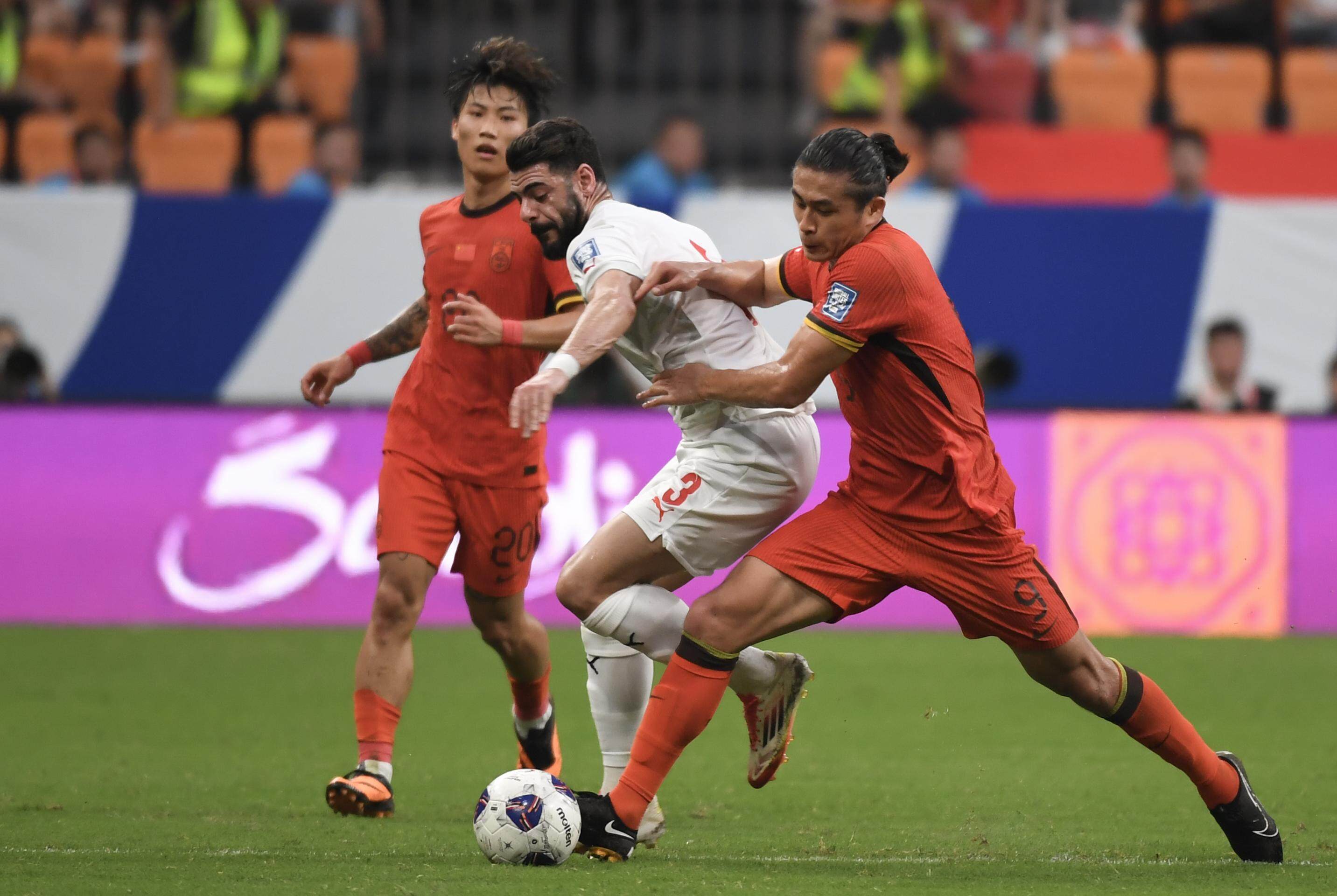 国足1-0小胜巴林，王钰栋点球致胜，世预赛圆满收官