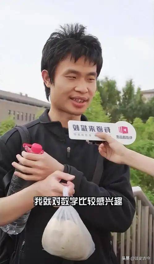 不迎合、不巴结、不打招呼，校领导、系主任，通通给韦神让路！